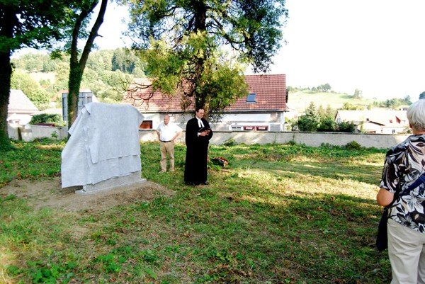 stana-kamien-pamieci-dawnych-mieszkancow-radomierza-foto-41984