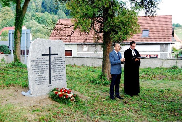 stana-kamien-pamieci-dawnych-mieszkancow-radomierza-foto-41984