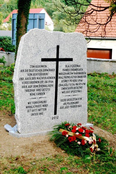 stana-kamien-pamieci-dawnych-mieszkancow-radomierza-foto-41984