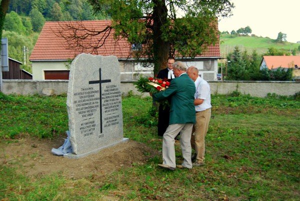 stana-kamien-pamieci-dawnych-mieszkancow-radomierza-foto-41984