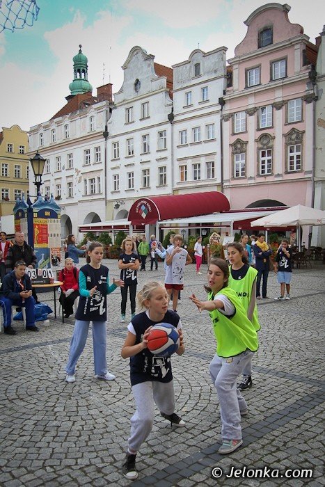 swieto-koszykowki-na-jeleniogorskim-rynku-dzien-pierwszy-foto-42030