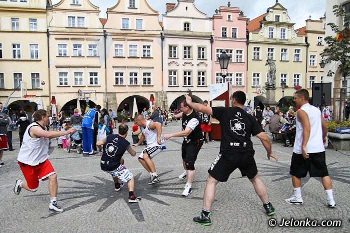 swieto-koszykowki-na-jeleniogorskim-rynku-dzien-pierwszy-foto-42030