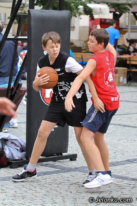 swieto-koszykowki-na-jeleniogorskim-rynku-dzien-pierwszy-foto-42030