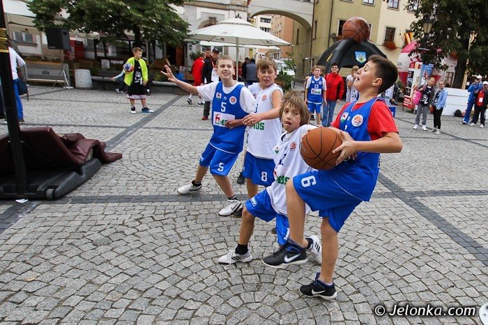 swieto-koszykowki-na-jeleniogorskim-rynku-dzien-pierwszy-foto-42030