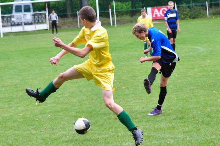 osiem-bramek-juniorow-modszych-kksu-uzyce-na-kolanach-foto-42043