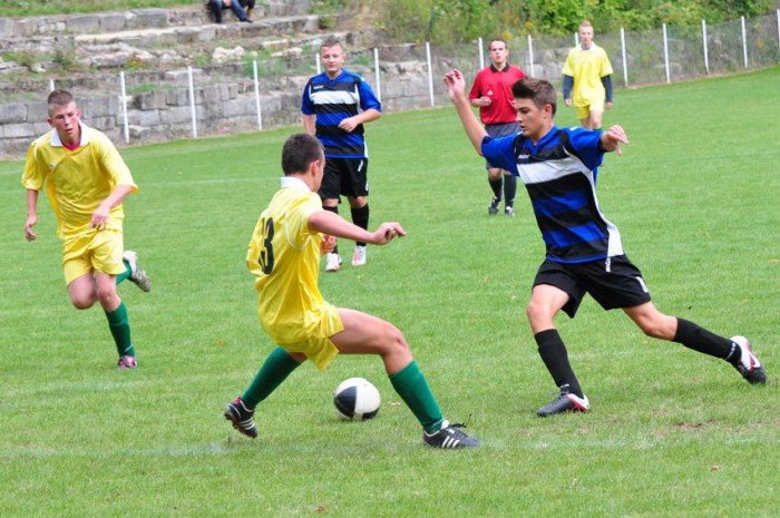osiem-bramek-juniorow-modszych-kksu-uzyce-na-kolanach-foto-42043