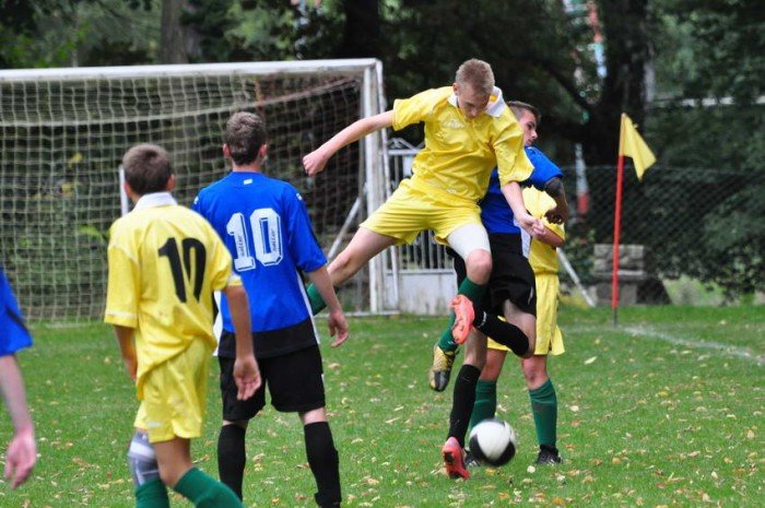 osiem-bramek-juniorow-modszych-kksu-uzyce-na-kolanach-foto-42043