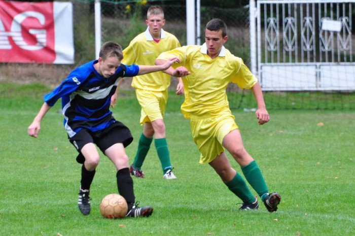 osiem-bramek-juniorow-modszych-kksu-uzyce-na-kolanach-foto-42043