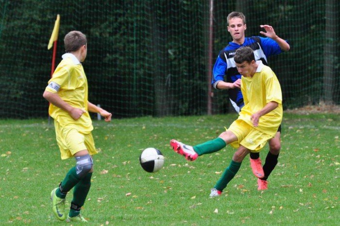 osiem-bramek-juniorow-modszych-kksu-uzyce-na-kolanach-foto-42043