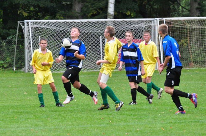 osiem-bramek-juniorow-modszych-kksu-uzyce-na-kolanach-foto-42043
