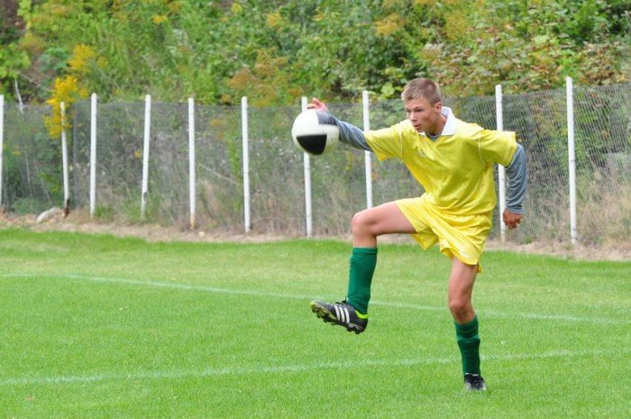osiem-bramek-juniorow-modszych-kksu-uzyce-na-kolanach-foto-42043