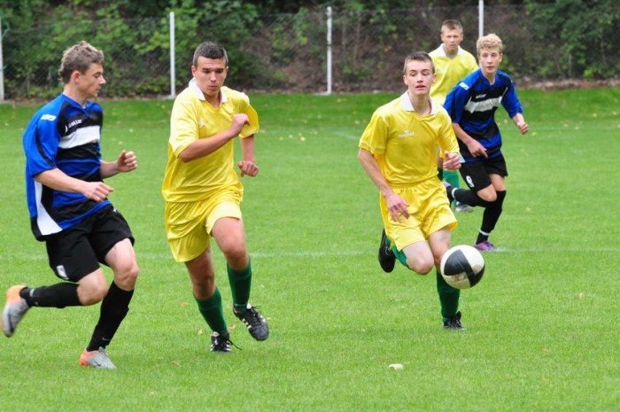 osiem-bramek-juniorow-modszych-kksu-uzyce-na-kolanach-foto-42043
