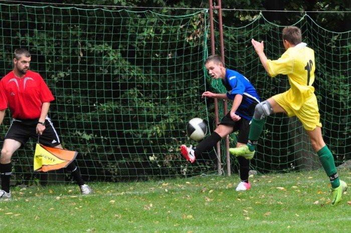 osiem-bramek-juniorow-modszych-kksu-uzyce-na-kolanach-foto-42043