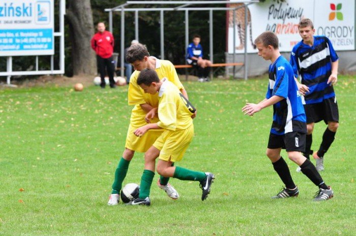 osiem-bramek-juniorow-modszych-kksu-uzyce-na-kolanach-foto-42043