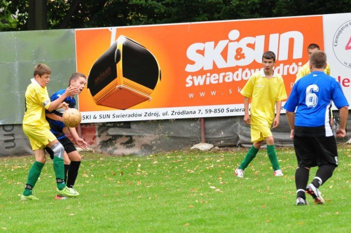 osiem-bramek-juniorow-modszych-kksu-uzyce-na-kolanach-foto-42043