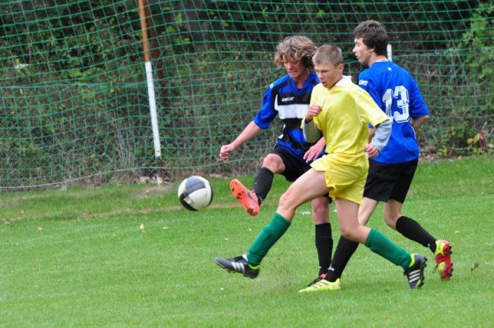 osiem-bramek-juniorow-modszych-kksu-uzyce-na-kolanach-foto-42043