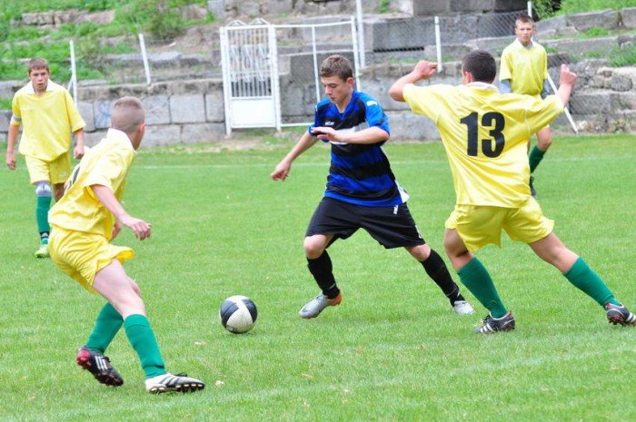 osiem-bramek-juniorow-modszych-kksu-uzyce-na-kolanach-foto-42043