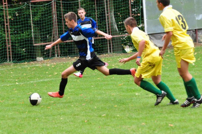 osiem-bramek-juniorow-modszych-kksu-uzyce-na-kolanach-foto-42043