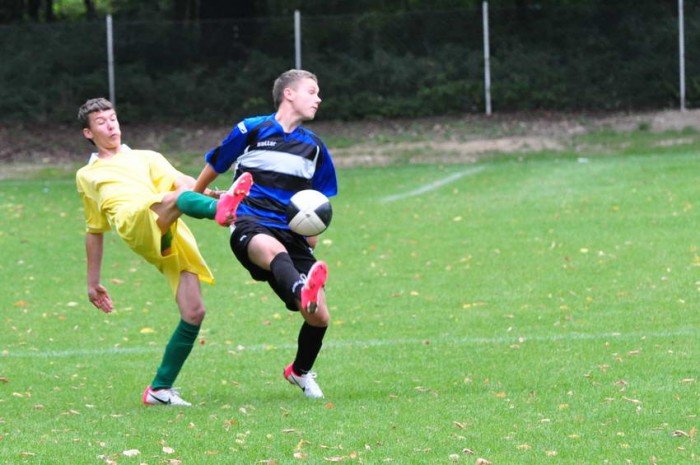 osiem-bramek-juniorow-modszych-kksu-uzyce-na-kolanach-foto-42043