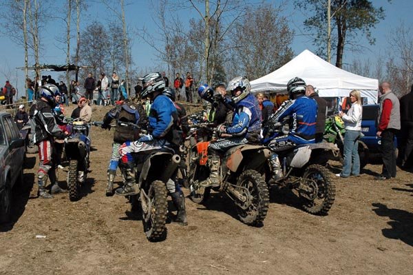 Motocyklowe ewolucje i skoki były magnesem dla widzów.