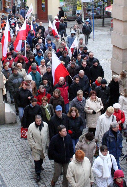 Manifestanci podążają u. Wincentego Pola w kierunku centrum Jeleniej Góry.