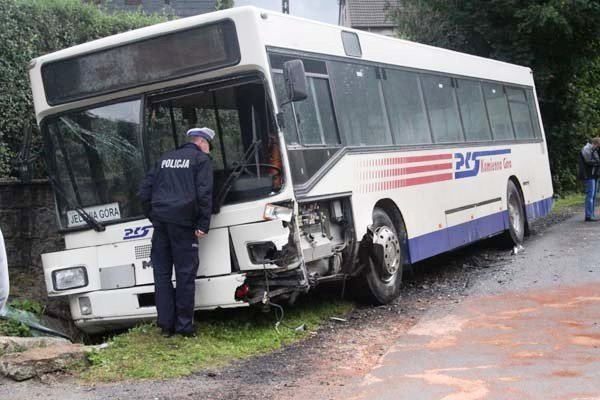 wypadek-w-kaczorowie-osobowka-zderzya-sie-z-autobusem-foto-42097