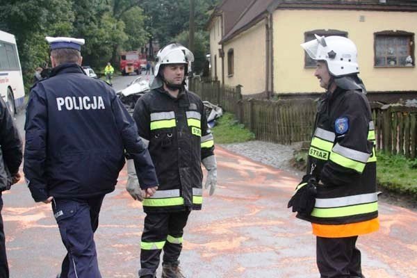 wypadek-w-kaczorowie-osobowka-zderzya-sie-z-autobusem-foto-42097