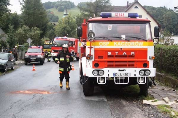 wypadek-w-kaczorowie-osobowka-zderzya-sie-z-autobusem-foto-42097