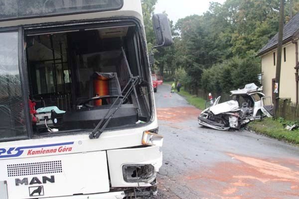 wypadek-w-kaczorowie-osobowka-zderzya-sie-z-autobusem-foto-42097