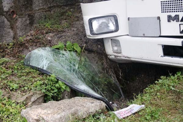 wypadek-w-kaczorowie-osobowka-zderzya-sie-z-autobusem-foto-42097