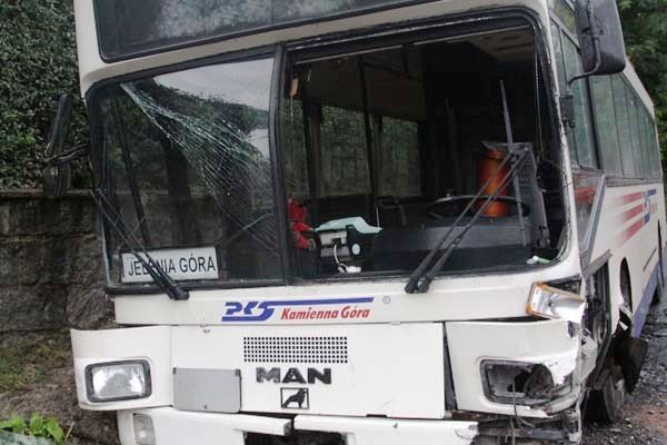 wypadek-w-kaczorowie-osobowka-zderzya-sie-z-autobusem-foto-42097