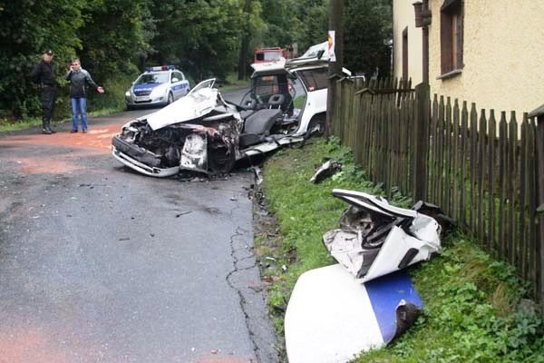 wypadek-w-kaczorowie-osobowka-zderzya-sie-z-autobusem-foto-42097
