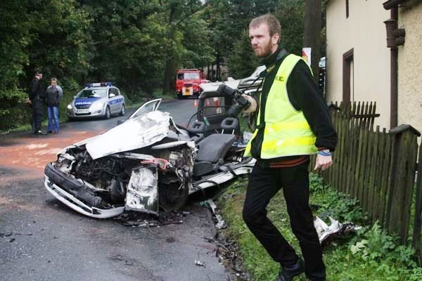 wypadek-w-kaczorowie-osobowka-zderzya-sie-z-autobusem-foto-42097