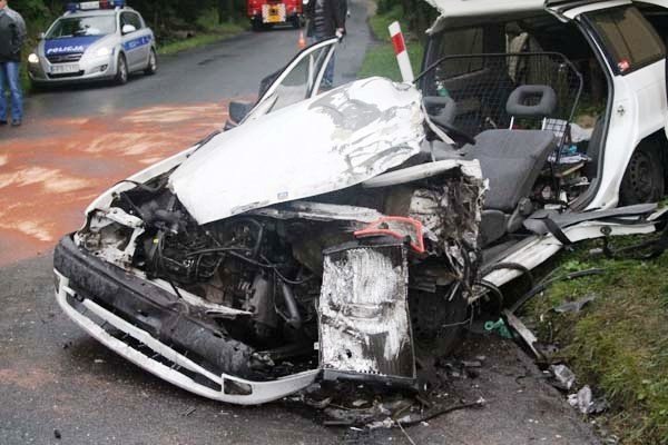 wypadek-w-kaczorowie-osobowka-zderzya-sie-z-autobusem-foto-42097