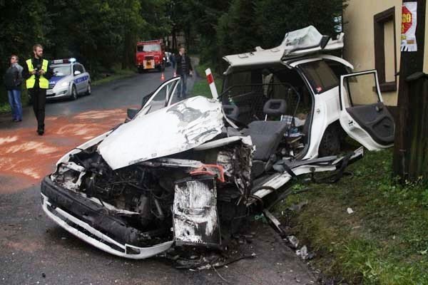 wypadek-w-kaczorowie-osobowka-zderzya-sie-z-autobusem-foto-42097