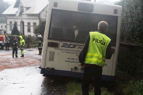 wypadek-w-kaczorowie-osobowka-zderzya-sie-z-autobusem-foto-42097