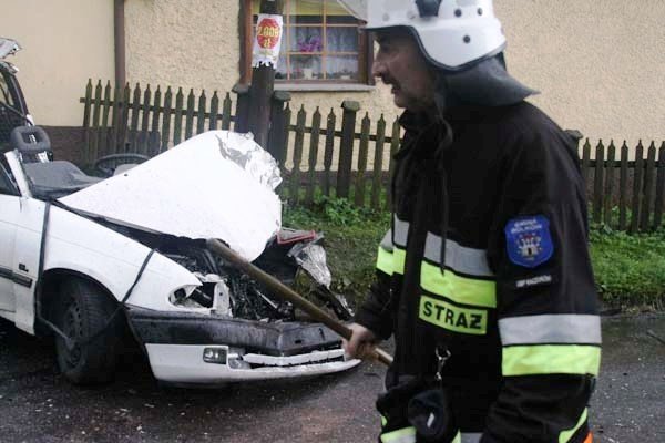 wypadek-w-kaczorowie-osobowka-zderzya-sie-z-autobusem-foto-42097
