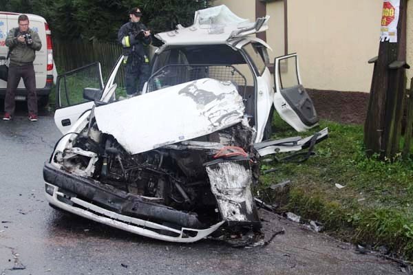 wypadek-w-kaczorowie-osobowka-zderzya-sie-z-autobusem-foto-42097