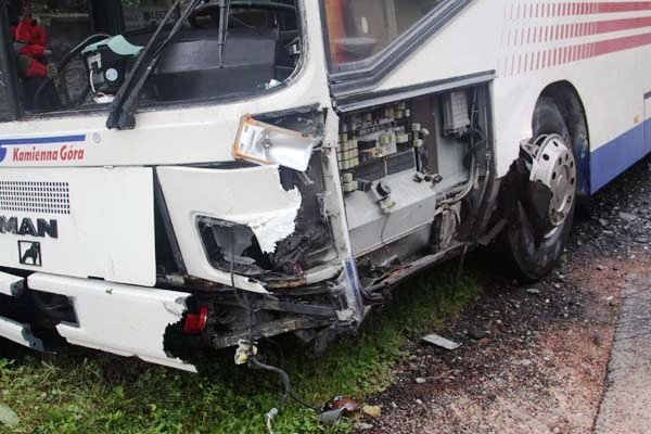 wypadek-w-kaczorowie-osobowka-zderzya-sie-z-autobusem-foto-42097