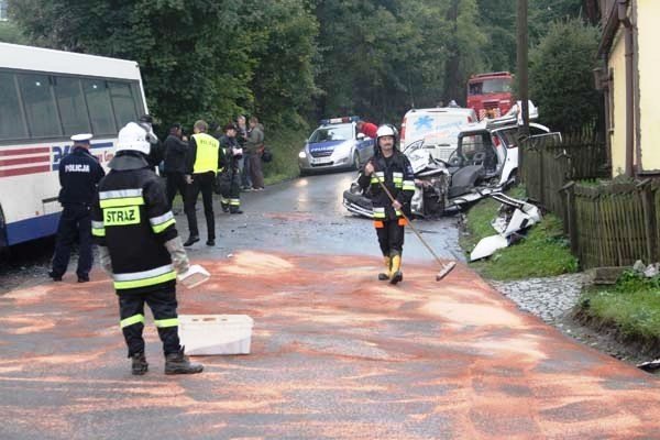 wypadek-w-kaczorowie-osobowka-zderzya-sie-z-autobusem-foto-42097