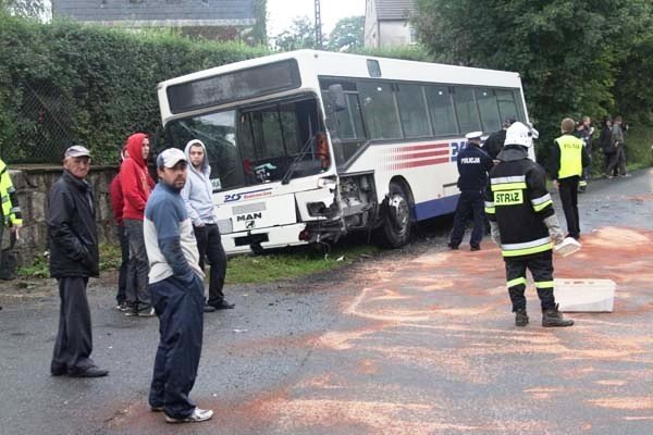 wypadek-w-kaczorowie-osobowka-zderzya-sie-z-autobusem-foto-42097