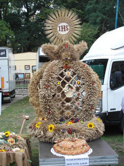 mieszkancy-jeleniogorskiego-powiatu-na-dozynkach-prezydenckich-foto-42126
