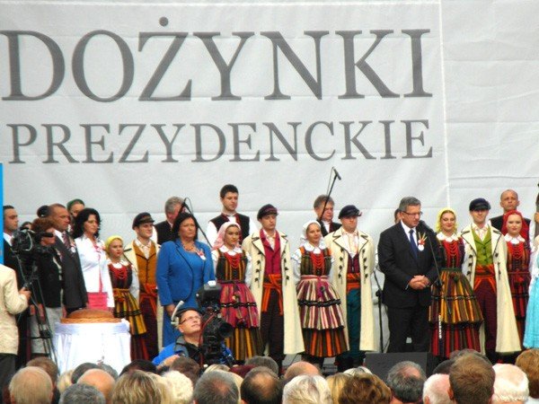 mieszkancy-jeleniogorskiego-powiatu-na-dozynkach-prezydenckich-foto-42126