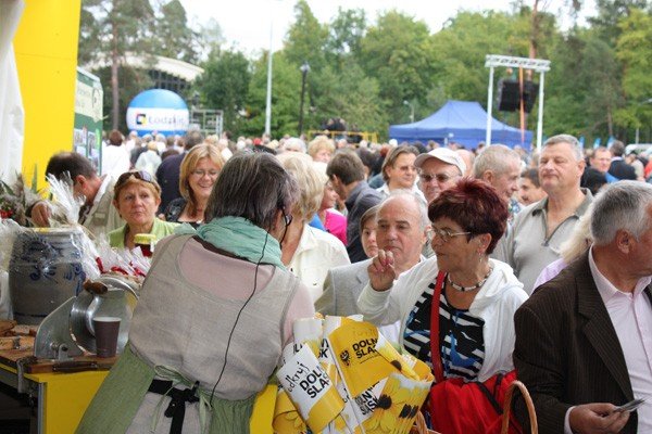 mieszkancy-jeleniogorskiego-powiatu-na-dozynkach-prezydenckich-foto-42126