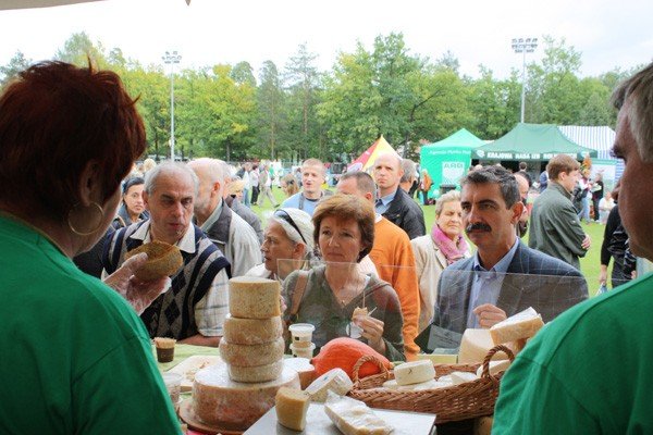 mieszkancy-jeleniogorskiego-powiatu-na-dozynkach-prezydenckich-foto-42126