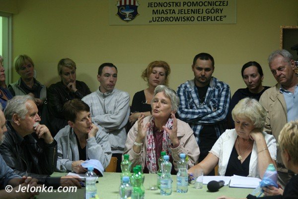 ciepliczanie-walcza-o-ludzki-regulamin-parku-zdrojowego-protestuja-i-zbieraja-podpisy-foto-42219