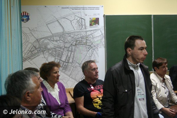 ciepliczanie-walcza-o-ludzki-regulamin-parku-zdrojowego-protestuja-i-zbieraja-podpisy-foto-42219