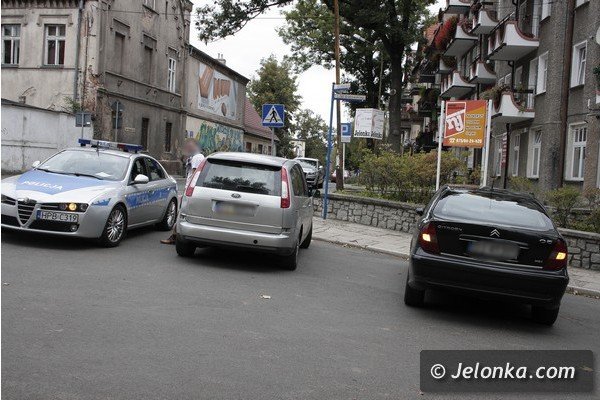 nietrzezwy-kierowca-cofa-fordem-i-uderzy-w-citroena-42250