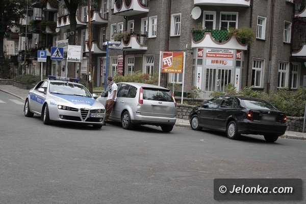 nietrzezwy-kierowca-cofa-fordem-i-uderzy-w-citroena-42250