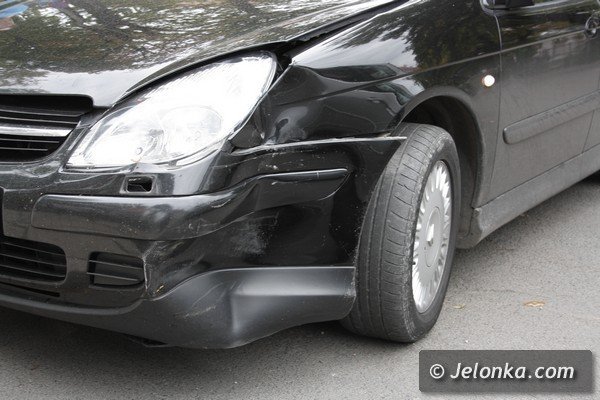 nietrzezwy-kierowca-cofa-fordem-i-uderzy-w-citroena-42250